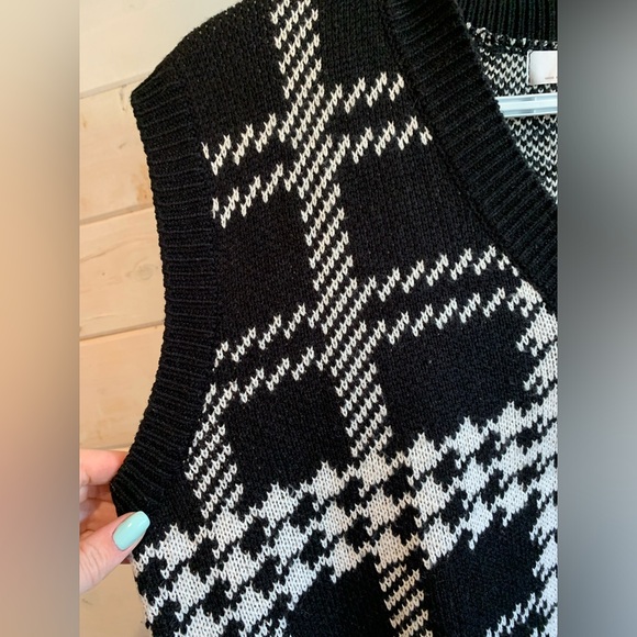 Oak & Fort | Black & White Houndstooth Sweater Vest - Picture 2 of 4
